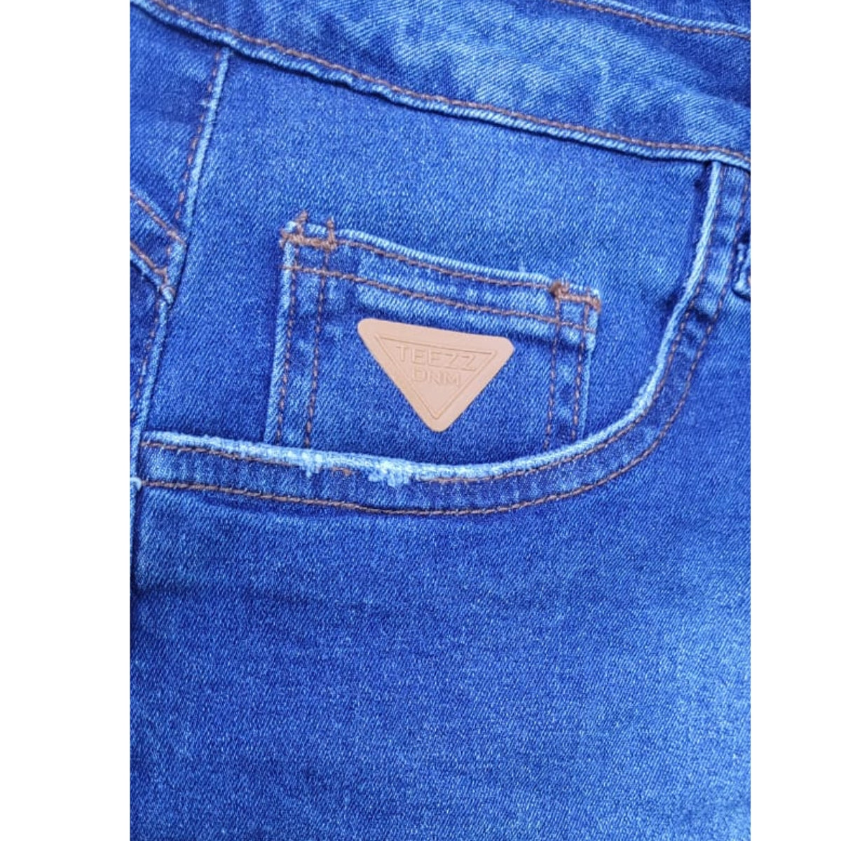 Short Jeans Feminino Cintura Alta com Barra Desfiada Azul Médio