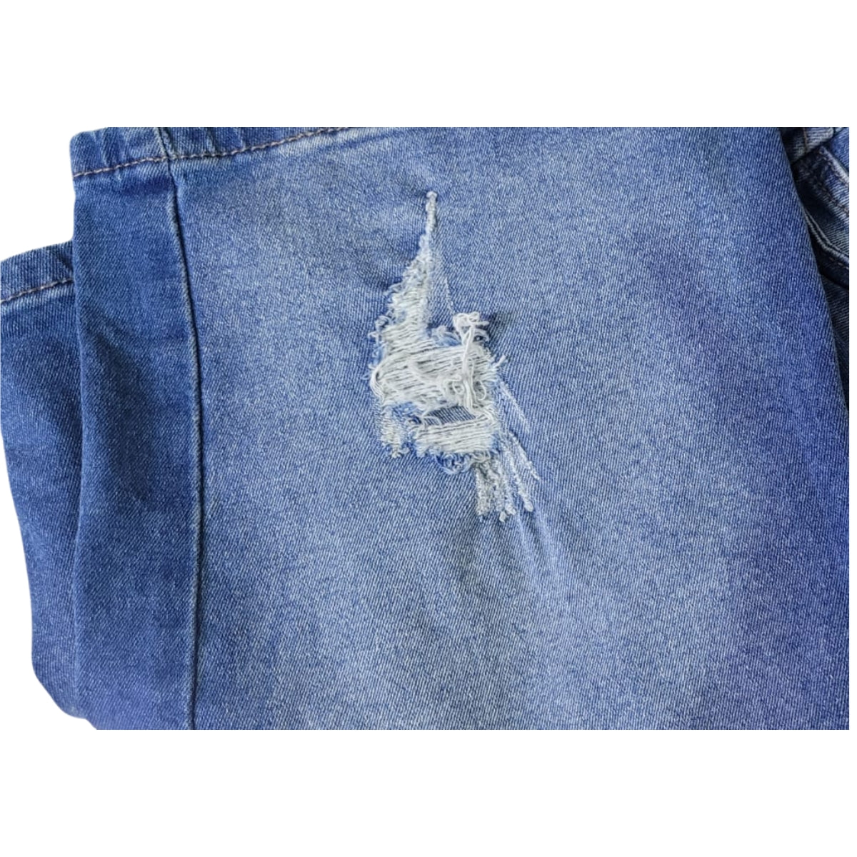 Bermuda Jeans Feminina Destroyed com Cintura Média e Barra Dobrada