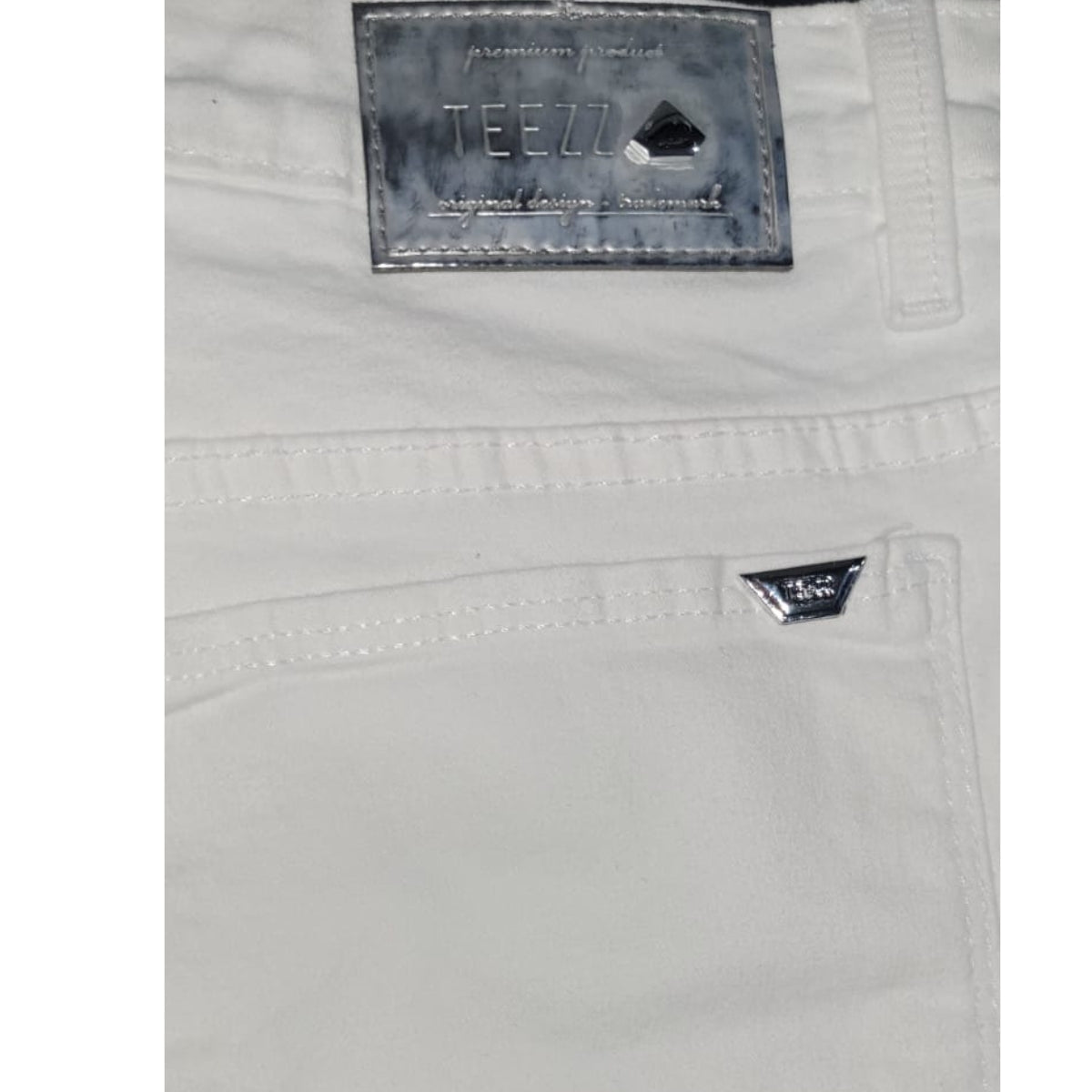 Short Jeans Feminino Branco Cintura Alta com Barra Desfiada