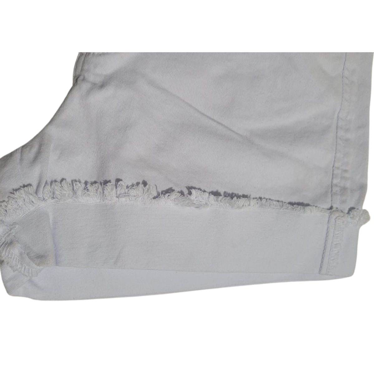 Short Jeans Feminino Branco Cintura Alta com Barra Desfiada