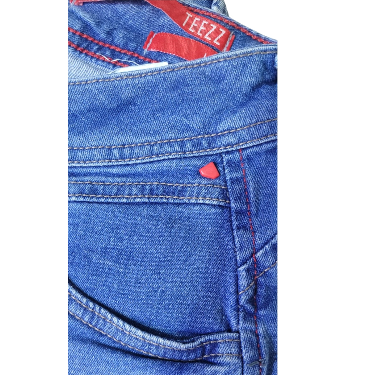 Bermuda Jeans Feminina Destroyed com Cintura Média e Barra Dobrada