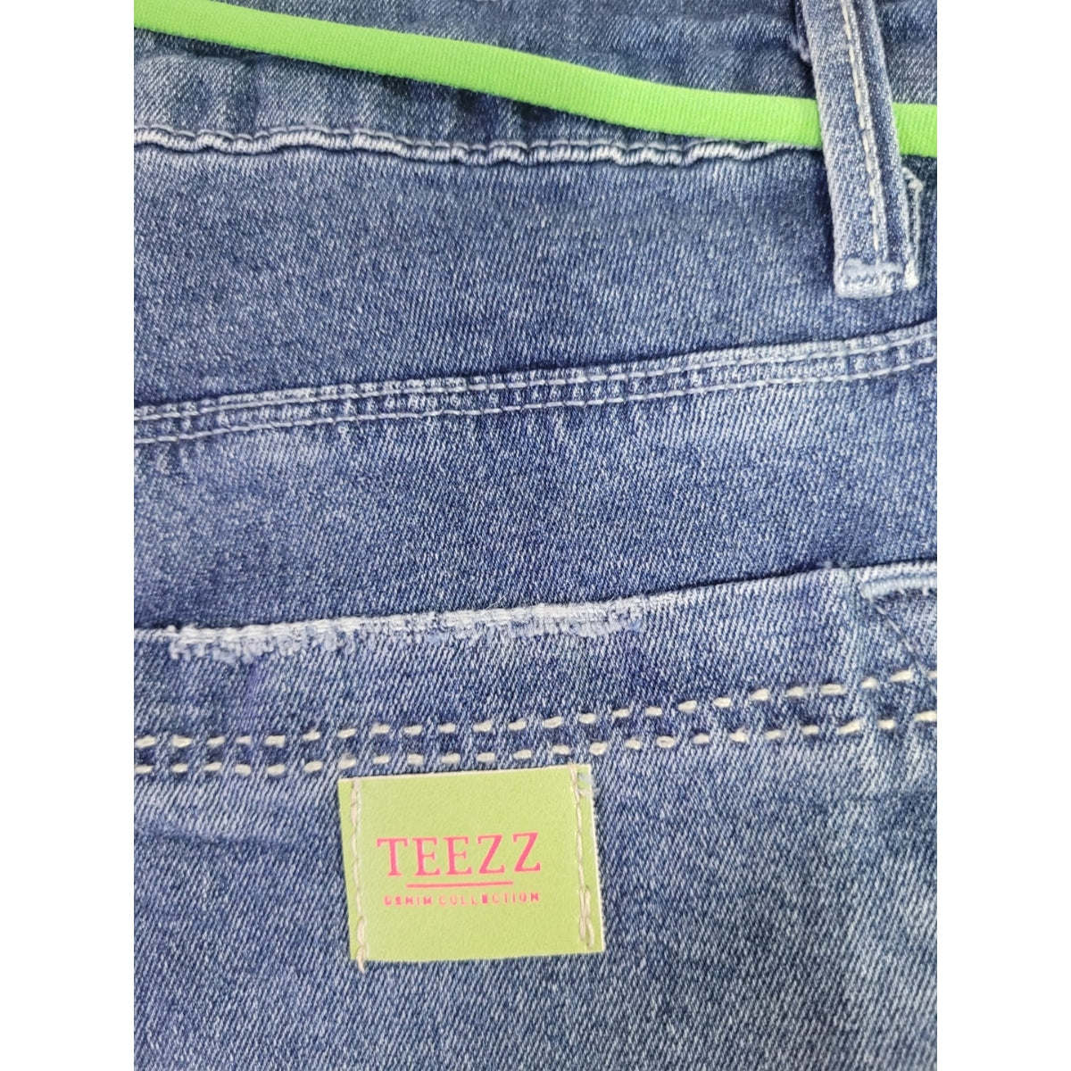 Short Jeans Feminino com Cinto Verde