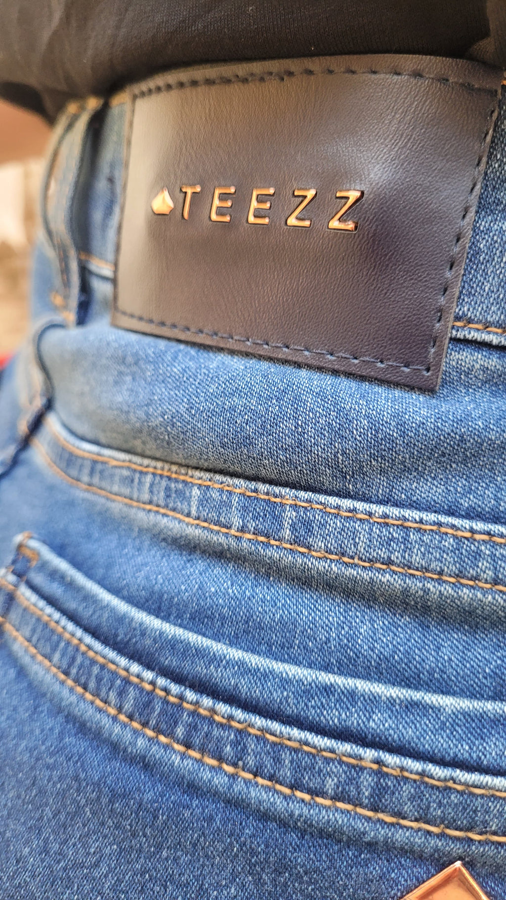 Calça Jeans Skinny Feminina com Lavagem Escura e Detalhes Puídos