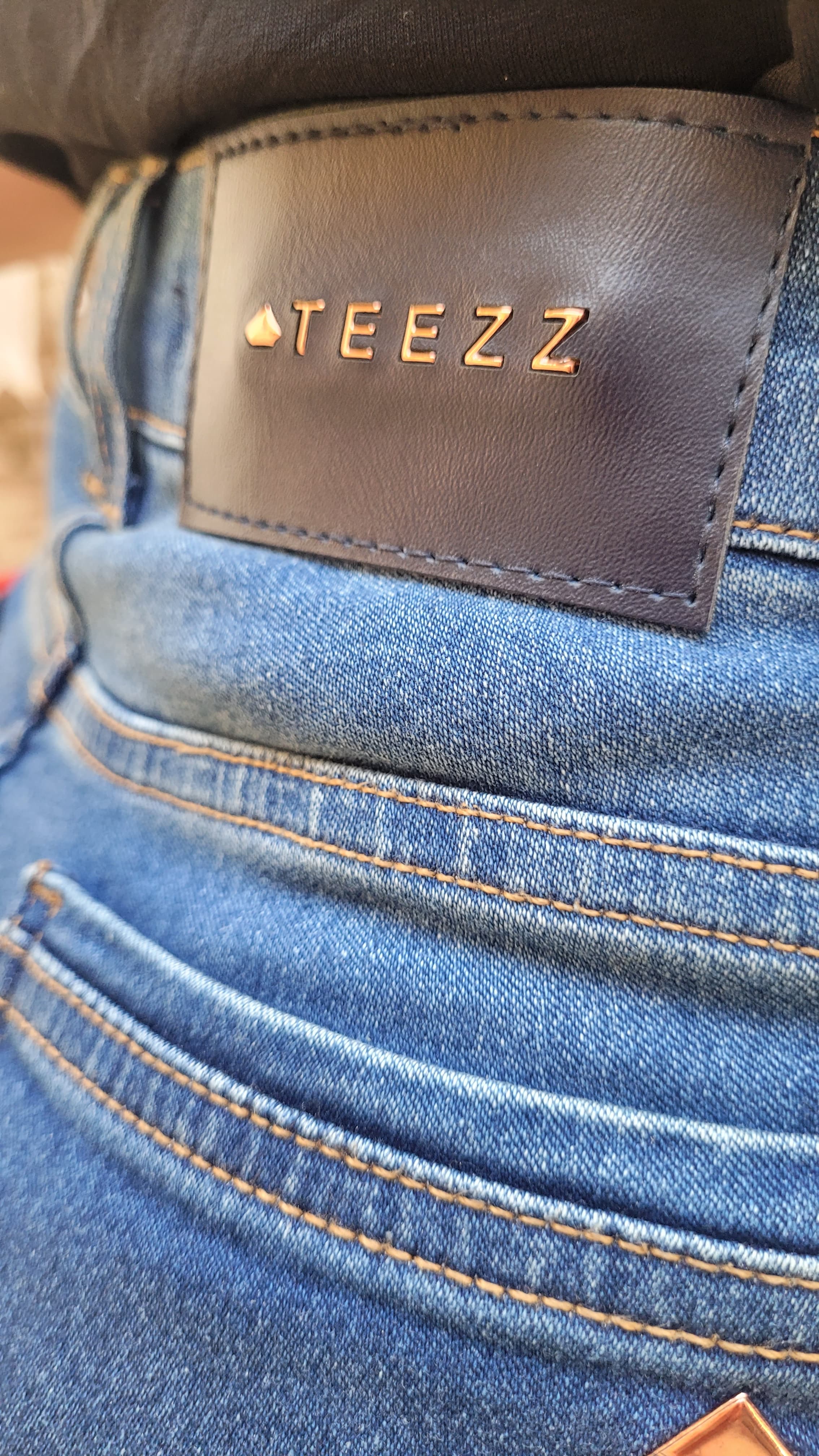 Calça Jeans Skinny Feminina com Lavagem Escura e Detalhes Puídos