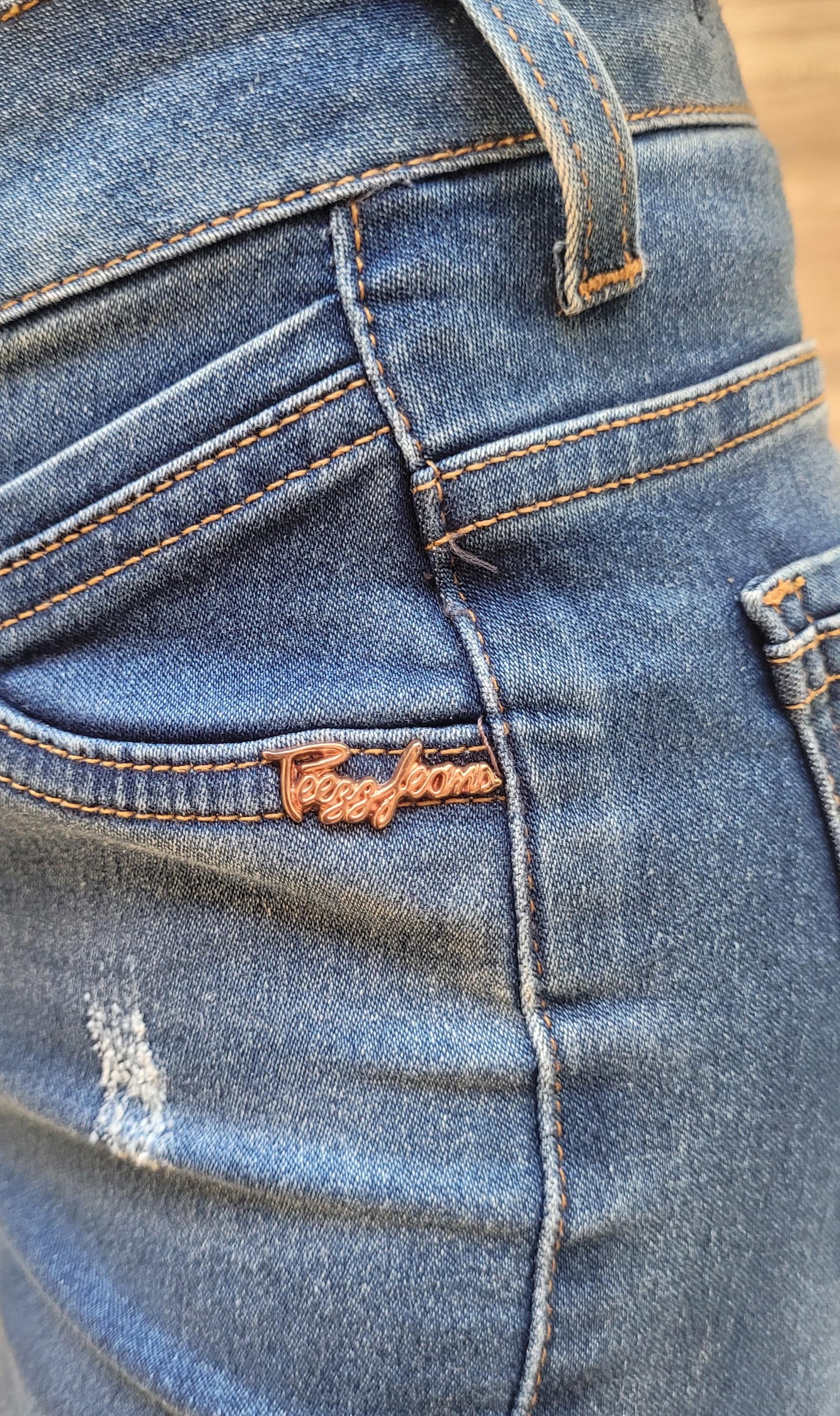 Calça Jeans Skinny Feminina com Lavagem Escura e Detalhes Puídos