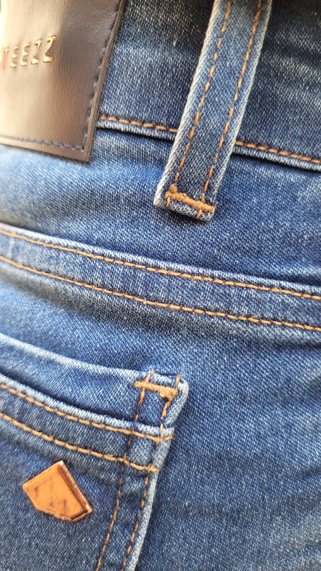 Calça Jeans Skinny Feminina com Lavagem Escura e Detalhes Puídos