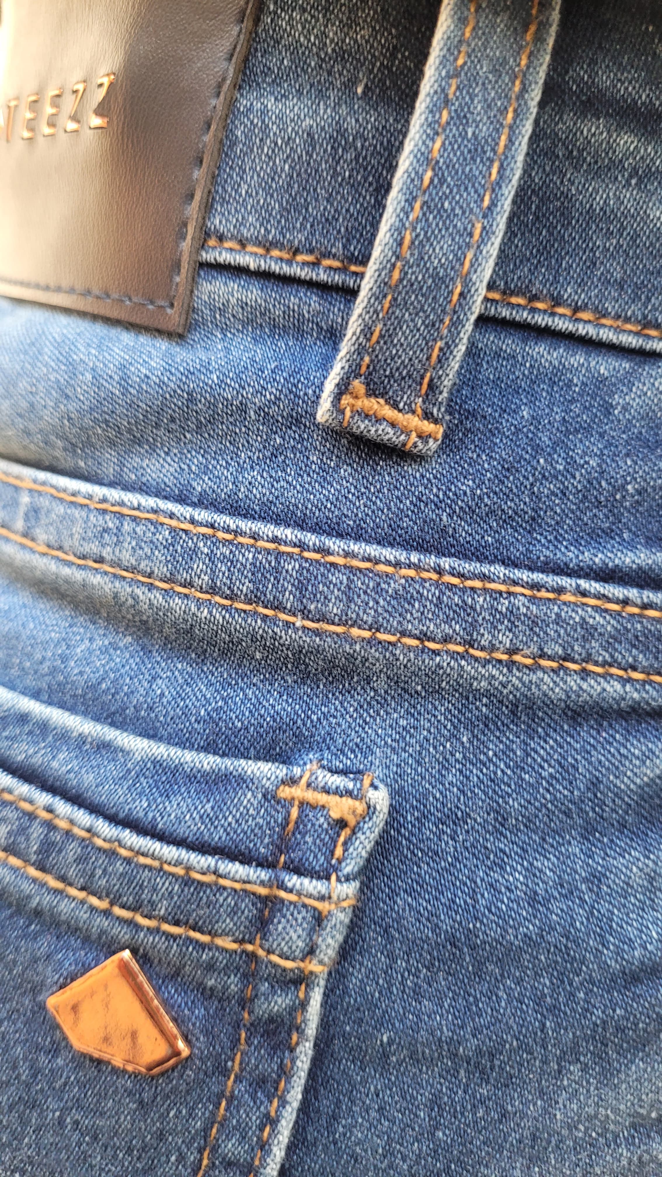 Calça Jeans Skinny Feminina com Lavagem Escura e Detalhes Puídos