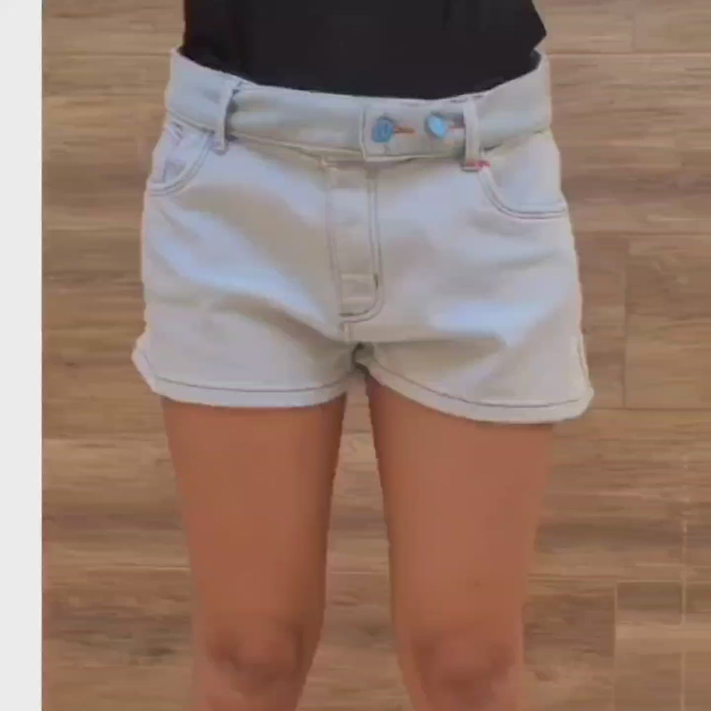 Short Jeans Feminino Azul Claro Cintura Alta com Detalhes Coloridos